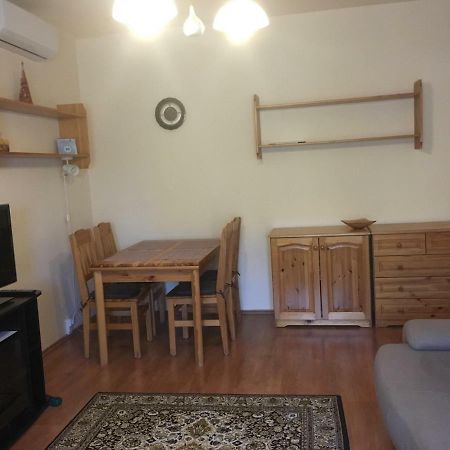 Dina Apartman Hotell Pécs Exteriör bild