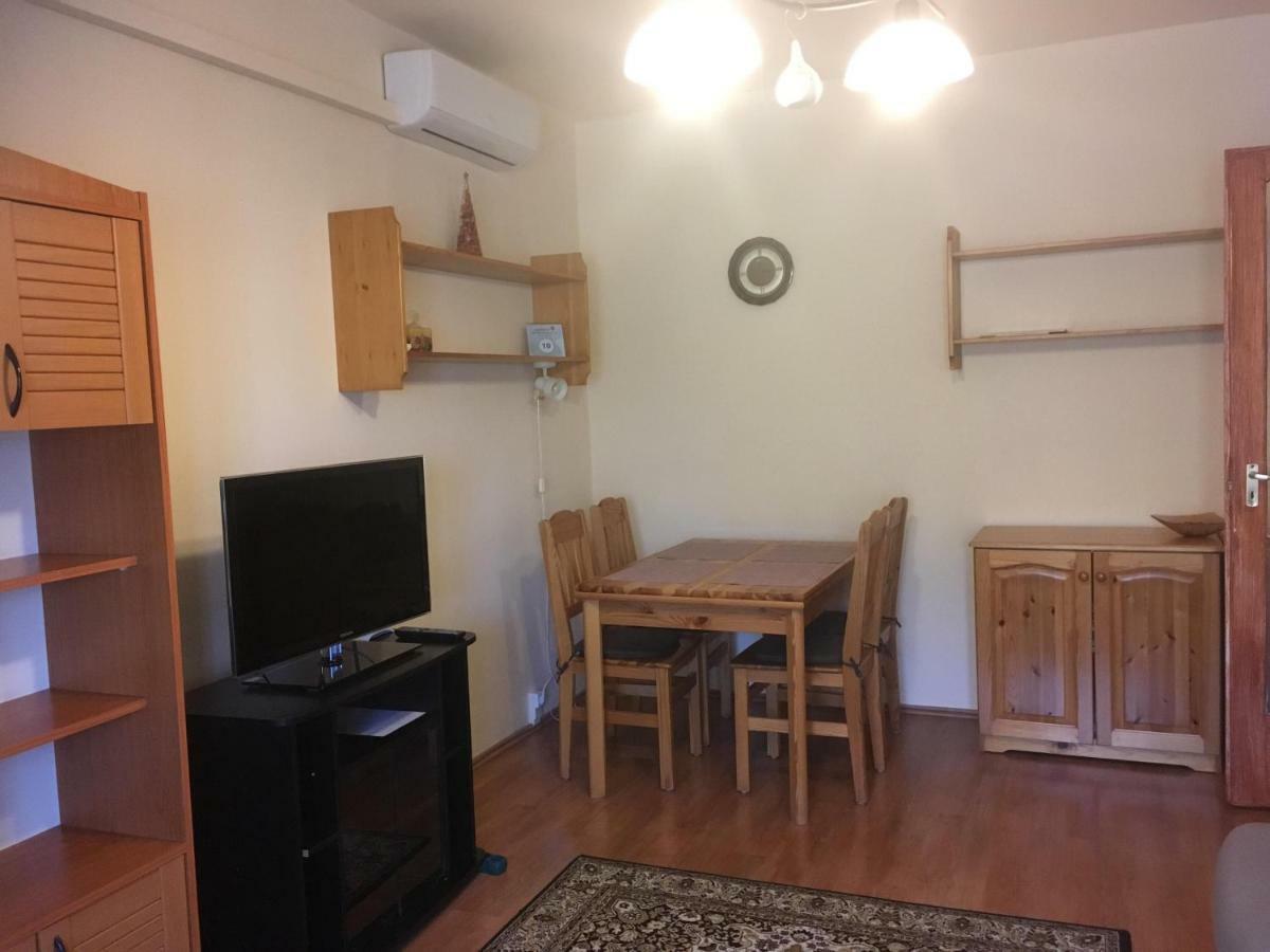 Dina Apartman Hotell Pécs Exteriör bild